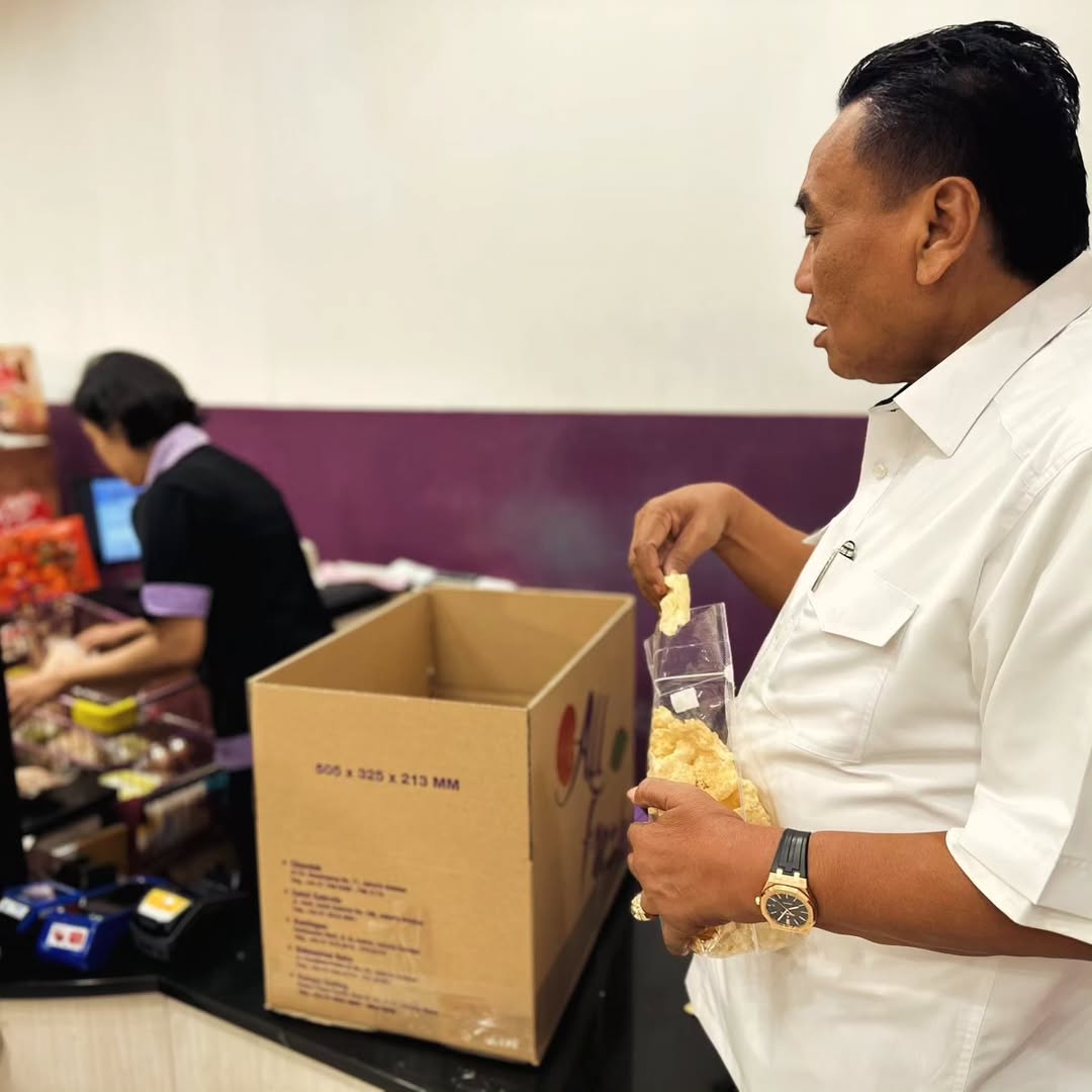Niat hati ingin beli buah, setelah disarankan oleh nakes, tapi malah akhirnya beli emping juga.. Ingatlah korea-korea, terkadang untuk mencintai kehidupan, dikau harus ikut aturan, terutama dari tenaga medis. Asam urat-darah tinggi, masuk lautan teduh kau. Gak semua harus dikau