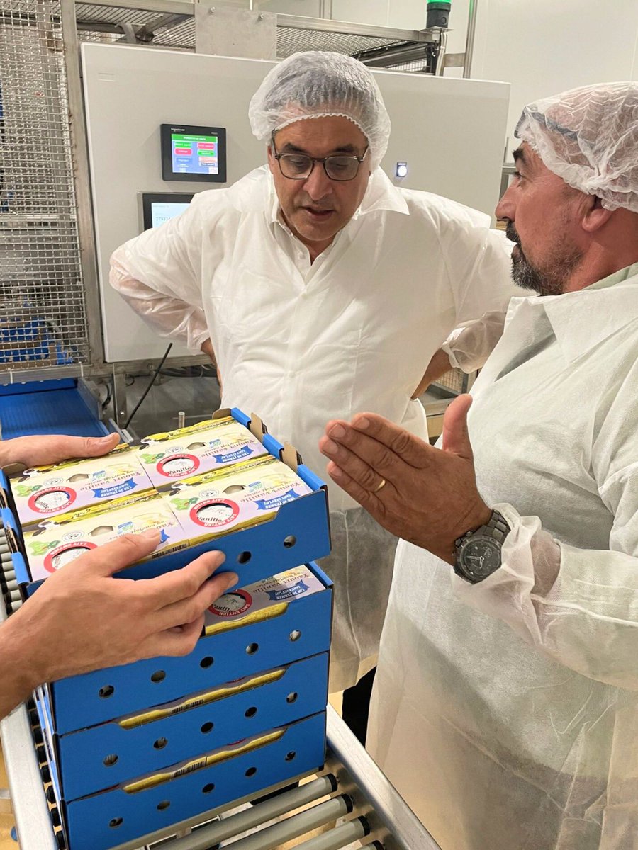 chproenca's tweet image. Visite à la coopérative #CantaveyLot ;
30 éleveurs unissent leur lait pour produire, briques de lait, yaourts, aligot, fromages, commercialisés dans le Lot et partout en France 🐄🧀
Bel exemple de coopération et de valorisation locale ! 💪
#Agriculture #CircuitCourt #Territoires