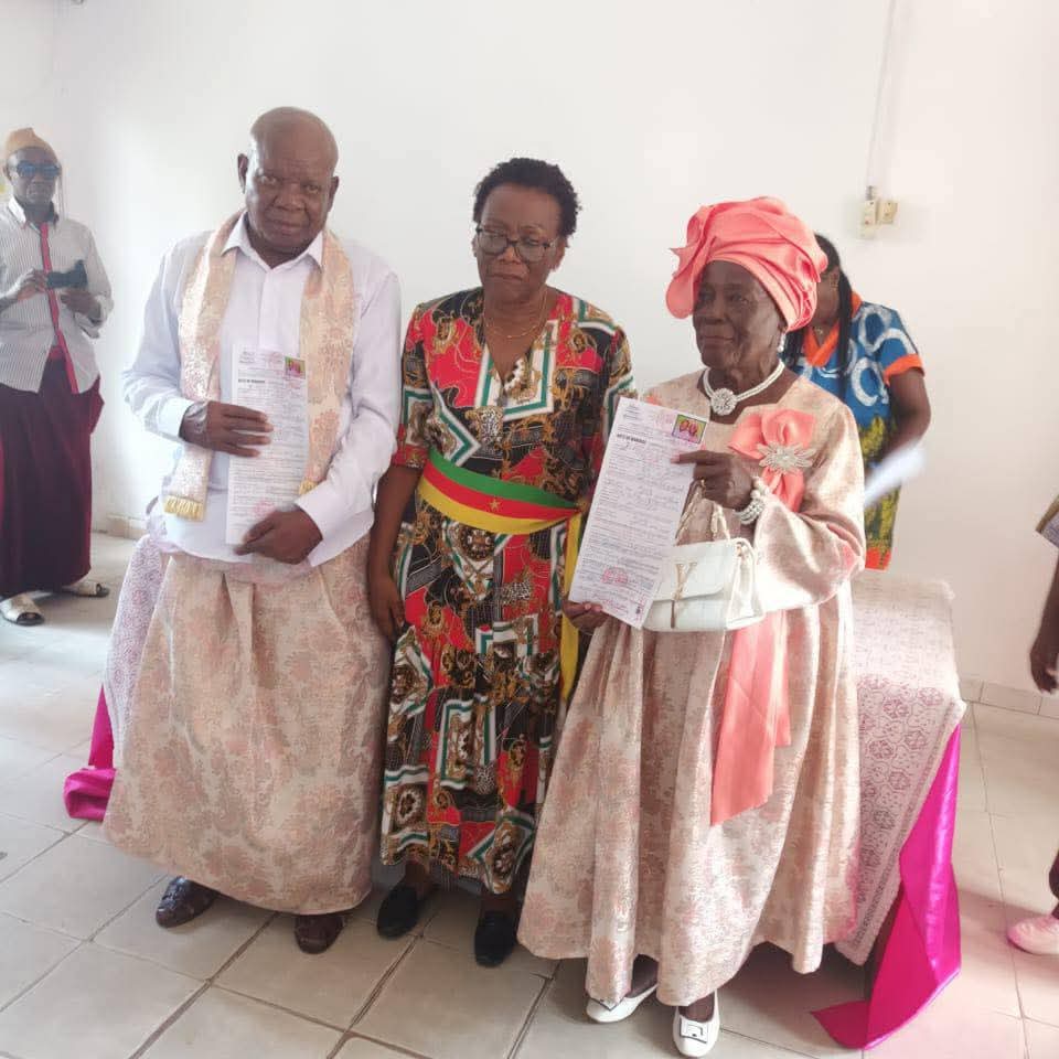 The Cameroonian 🇨🇲 (@thecameroonianz) on Twitter photo Le couple Nyoungou (85 et 82 ans) a célébrer officiellement leur union aujourd’hui à la mairie de Deido, après plus de 45 ans de vie commune. 💘
©️ : <a href="/radio_balafon/">BalafonRadioTV</a> Le couple Nyoungou (85 et 82 ans) a célébrer officiellement leur union aujourd’hui à la mairie de Deido, après plus de 45 ans de vie commune. 💘
©️ : <a href="/radio_balafon/">BalafonRadioTV</a>