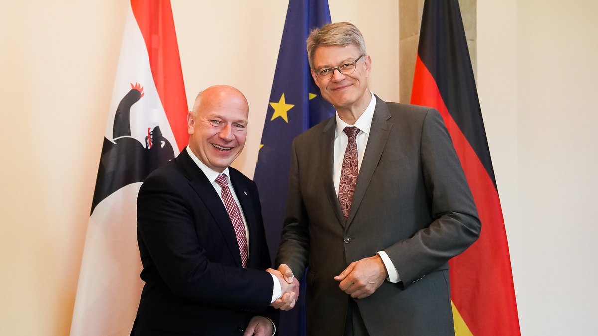 BMDV (@bmdv) on Twitter photo Wie kommt Berlin auch in Zukunft gut voran? Klimaneutral, sicher und für alle verlässlich. 🚶♀️🚲🚆
Darüber haben sich <a href="/PSchnieder/">Patrick Schnieder</a> und <a href="/kaiwegner/">Kai Wegner</a> ausgetauscht. Bund und Land ziehen an einem Strang für #Mobilität, die im Alltag funktioniert. Wie kommt Berlin auch in Zukunft gut voran? Klimaneutral, sicher und für alle verlässlich. 🚶♀️🚲🚆
Darüber haben sich <a href="/PSchnieder/">Patrick Schnieder</a> und <a href="/kaiwegner/">Kai Wegner</a> ausgetauscht. Bund und Land ziehen an einem Strang für #Mobilität, die im Alltag funktioniert.