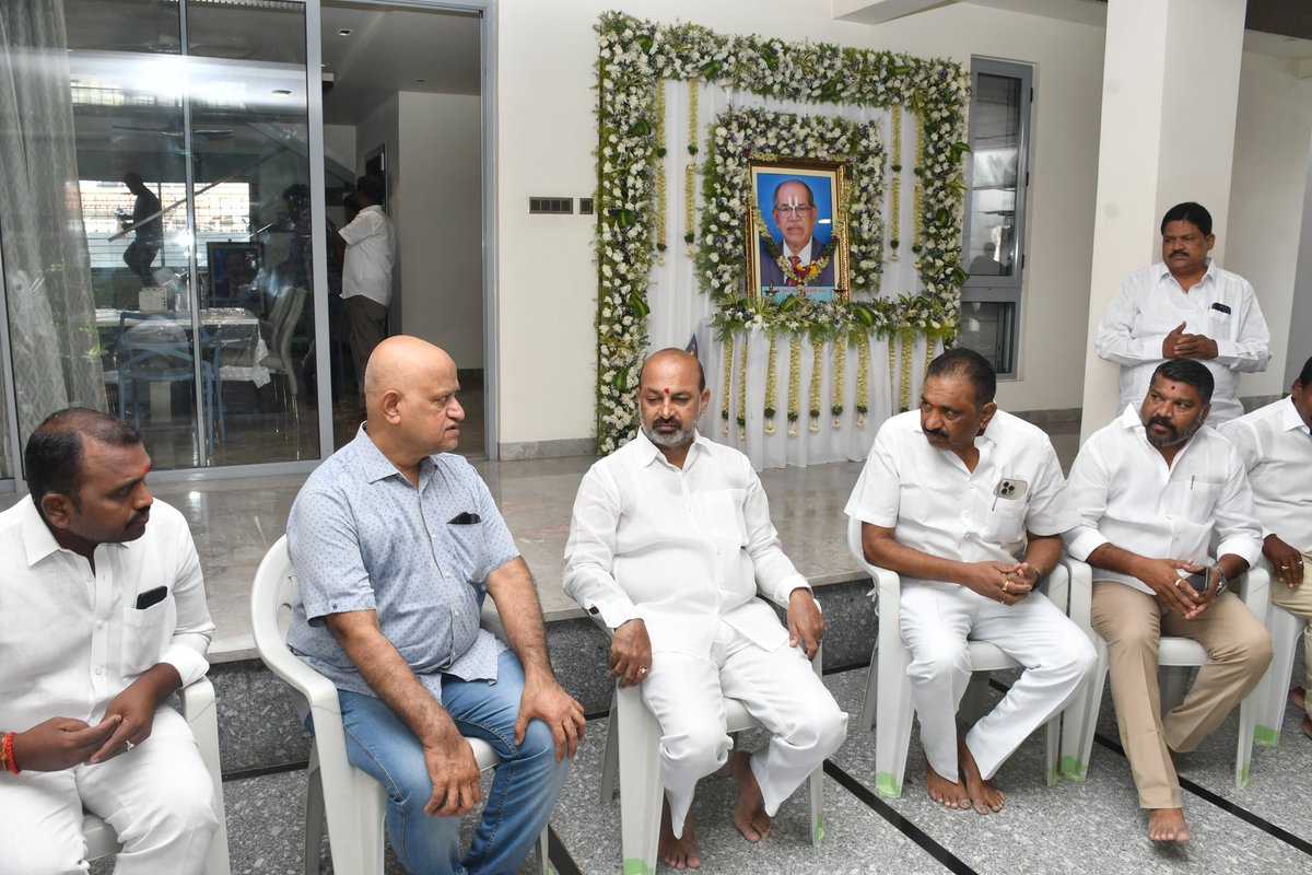 కరీంనగర్ ప్రజలకు సుపరిచితుడు, ఎంతోమంది పేదలకు వైద్యసాయం అందించిన డాక్టర్ భూంరెడ్డి గారు ఇటీవల మరణించిన నేపథ్యంలో వారి కుటుంబ సభ్యులను పరామర్శించడమైంది. వారి కుటుంబ సభ్యులకు ధైర్యం చెప్పడంతో పాటు వారితో నాకు ఉన్న అనుబంధాన్ని గుర్తు చేసుకోవడం జరిగింది. డాక్టర్ భూంరెడ్డి గారి మరణం