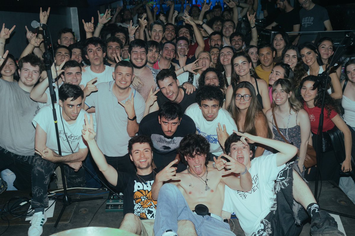 SOLD OUT MADRID!! Recap de nuestro primer concierto en casa‼️

BTW ayer a las 00:00 salió AQHET en todas las plataformas 🎧

Portarse biennn 🤘🏼🙂‍↕️