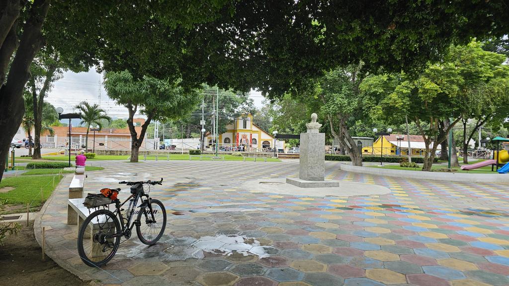 ktqmene's tweet photo. Fuimos a unas diligencia a #ElToco de regreso pasamos ppr la Plaza Bolívar e Iglesia de la Virgen Milagrosa en #Yagua #Guacara #Carabobo #AventurasenBicicleta https://t.co/KkrzPpDkLc