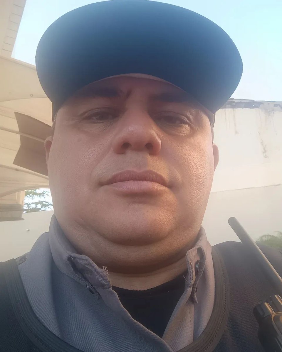 MoreiraSecurity's tweet image. "Ser vigilante é cuidar da vida e defender patrimônios. É estar sempre atento a tudo, e a todos. É ter amor à farda e abraçar a profissão."
É trabalhar com dedicação e compromisso.
"Protegendo vidas e patrimônios com
profissionalismo. Parabéns, pra nós vigilantes!" 🇧🇷