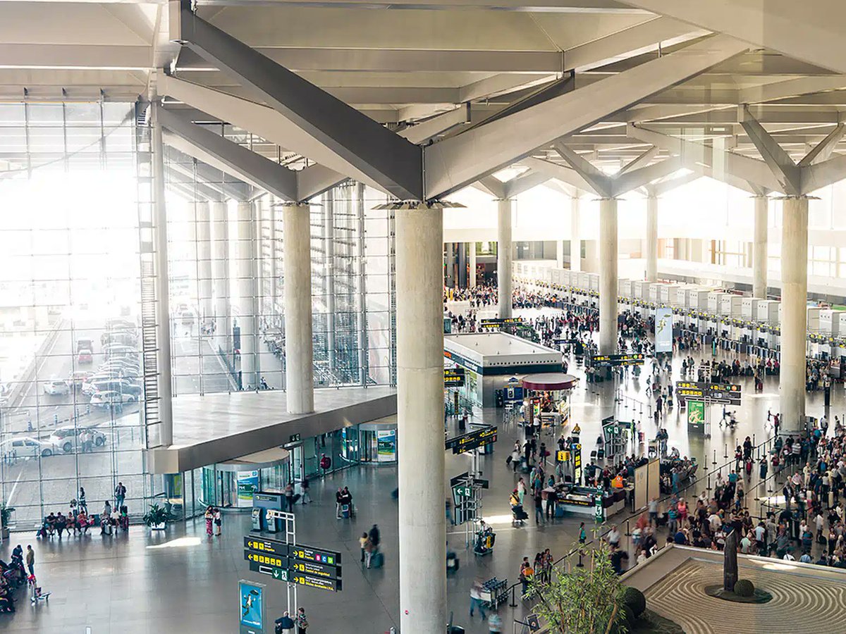 🤔 ¿Cómo llegar a Málaga?

Fácil 😉. 

✈️ El aeropuerto es la principal puerta de entrada, con conexiones nacionales e internacionales.

Pero hay muchas alternativas, te contamos el resto de conexiones 👉🏼 visita.malaga.eu/es/planifica/c…