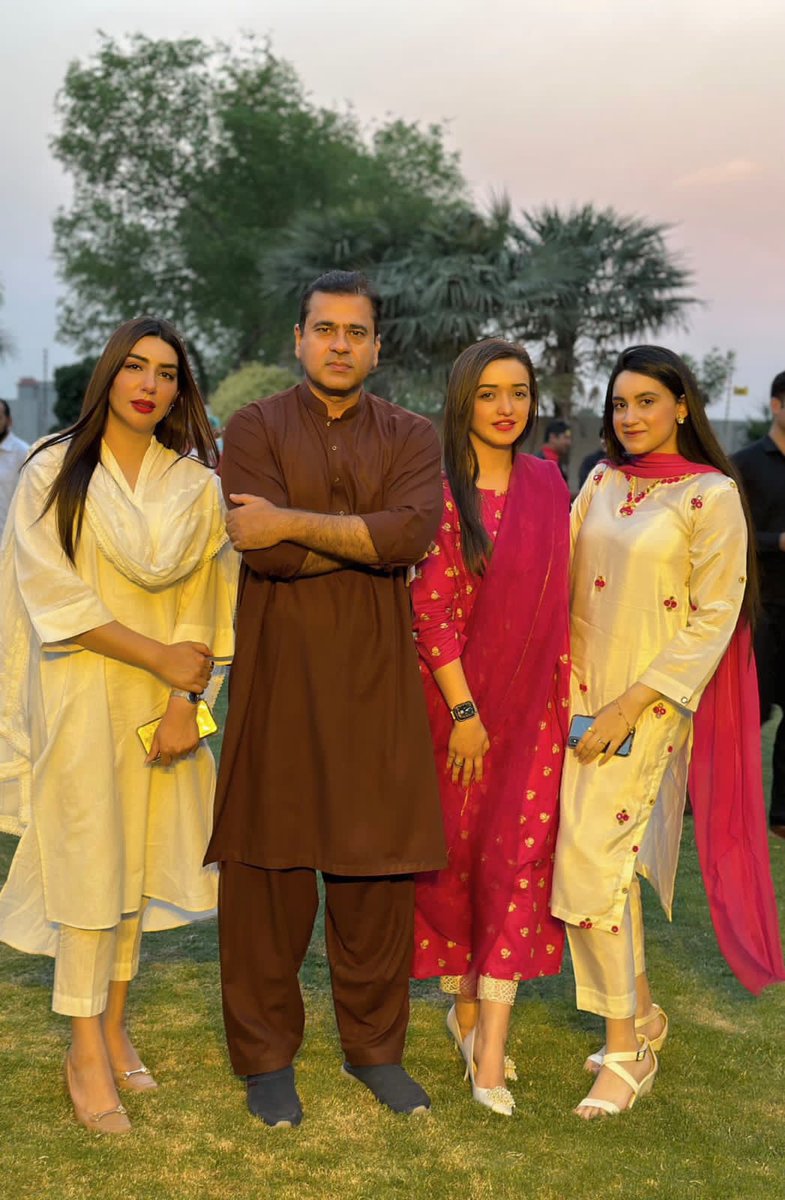 امریکہ کے پاس ایک مخصوص قسم کے ترچھے نوک والے طیارے ہیں. تیز رفتاری کی وجہ سے یہ طیارے عراقی اڈے پر لینڈ نہیں ہوسکتے
یہ اڈے صرف پاکستان کے پاس ہیں جہاں طیارے لینڈنگ کرنے اتریں تو فوراََ رک جاتے ہیں
حافظ اور ٹرمپ کی ملاقات میں ٹرمپ نے پاکستان سے وہ اڈے مانگے ہیں

اڈوں کی تصویر 👇