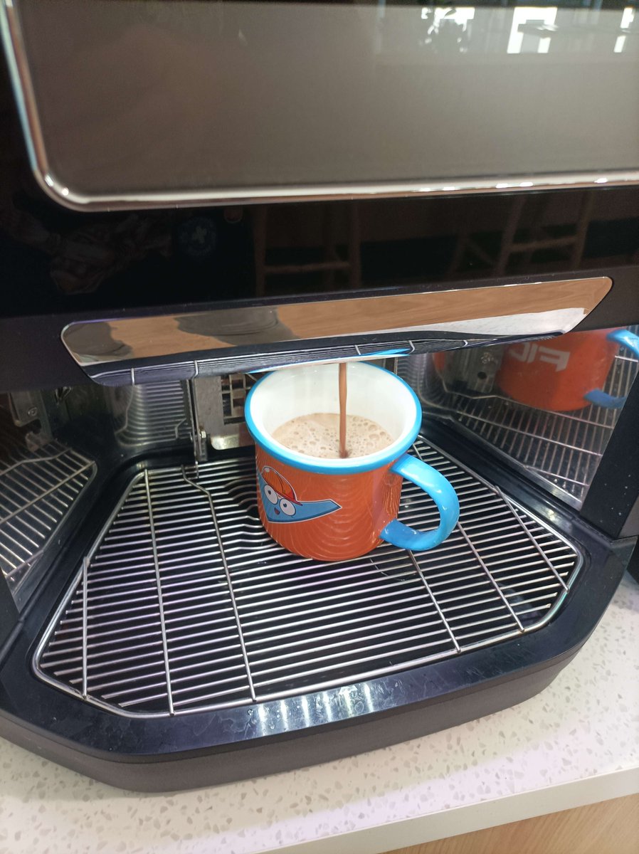 Assis sur un container, café en main, regardant mes convoyeurs avec fierté. 
#Satisfactory #SatisfactoryLife <a href="/SatisfactoryAF/">Satisfactory</a>