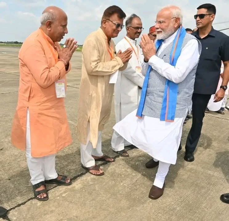 Pawan Kedia (@pawankediaa) on Twitter photo आज कुशीनगर इंटरनेशनल एयरपोर्ट पर देश के लोकप्रिय प्रधानमंत्री आदरणीय श्री <a href="/narendramodi/">Narendra Modi</a> जी का स्वागत अभिनंदन का सुअवसर प्राप्त हुआ। आज कुशीनगर इंटरनेशनल एयरपोर्ट पर देश के लोकप्रिय प्रधानमंत्री आदरणीय श्री <a href="/narendramodi/">Narendra Modi</a> जी का स्वागत अभिनंदन का सुअवसर प्राप्त हुआ।