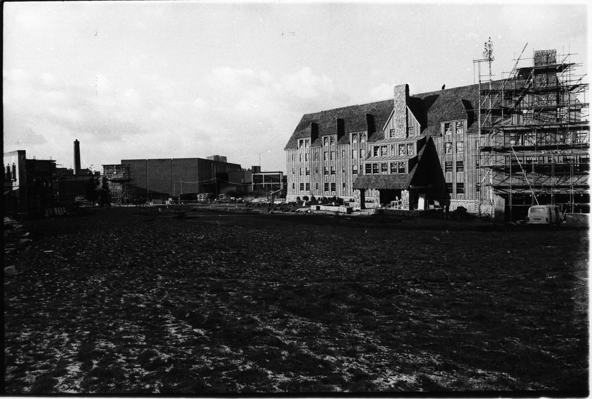 #FlashBackFriday
 
Wendy (Shelley Duvall) trudging through snow, knife in hand, heading back to the haunted halls of the Overlook Hotel. ❄️
 
The Overlook Hotel, built on our backlot, right here in Borehamwood. 🪓
 
#ElstreeStudios #TheShining #StanelyKubrick