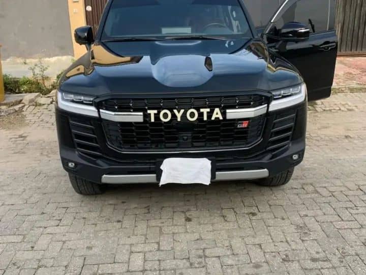 JojoAutos's tweet image. UPDATE ‼️UPDATE ‼️UPDATE‼️
HAPPY WEEKEND EVERYONE ❤️
FOR SALE:- Bought brandnew and very neatly used in Nigeria 2024 Toyota Landcruiser GR-SPORT edition SUV
Price:-178M
Location Lagos Nigeria
only for serious buyers only