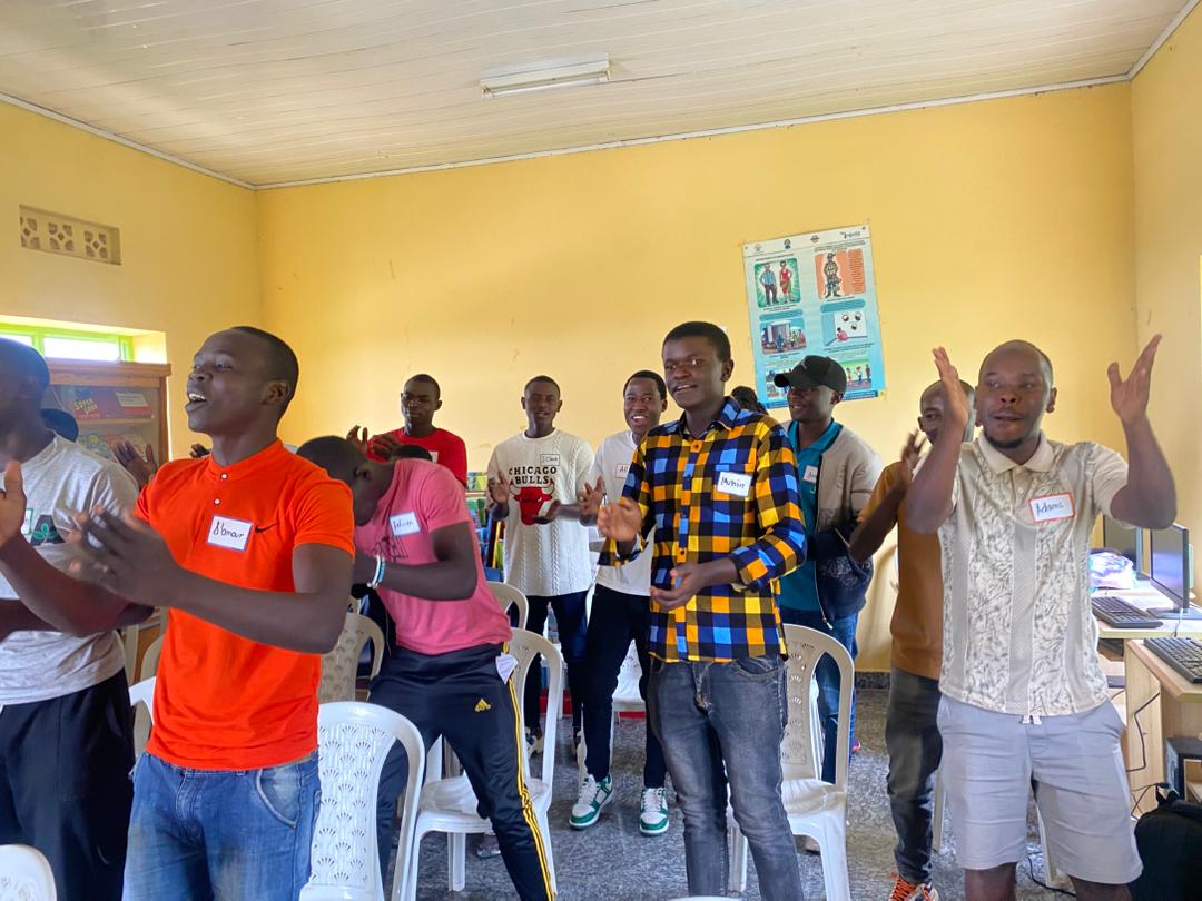 Uru rubyiruko rwavuye kugororerwa #IWAWA na <a href="/nrs/">成瀬</a> bari guherekezwa muri gahunda yiswe #Kundwaday. Nyuma y'amezi 3 bahugurwa ku micungire y'imishinga bazahabwa igishoro cyo gukora imishinga, 50% akaba atazishyurwa, andi 50% bakazayishyura nta nyungu ku bufatanye na <a href="/rungano_ndota/">Rungano_Ndota Initiative</a>