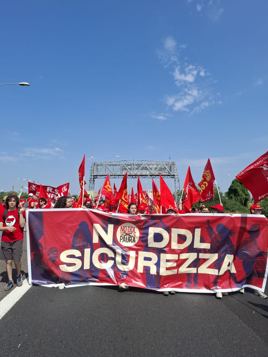 🚩 *Come da copione il #DlSicurezza colpisce chi sciopera!*
Oggi è una giornata di #sciopero in Italia. Il sindacalismo di base ha convocato uno sciopero contro le politiche di riarmo e le politiche economiche del governo. 
Leggi dalla Rete #NoDLSicurezza 
instagram.com/p/DLH0-xNtLtL/…
