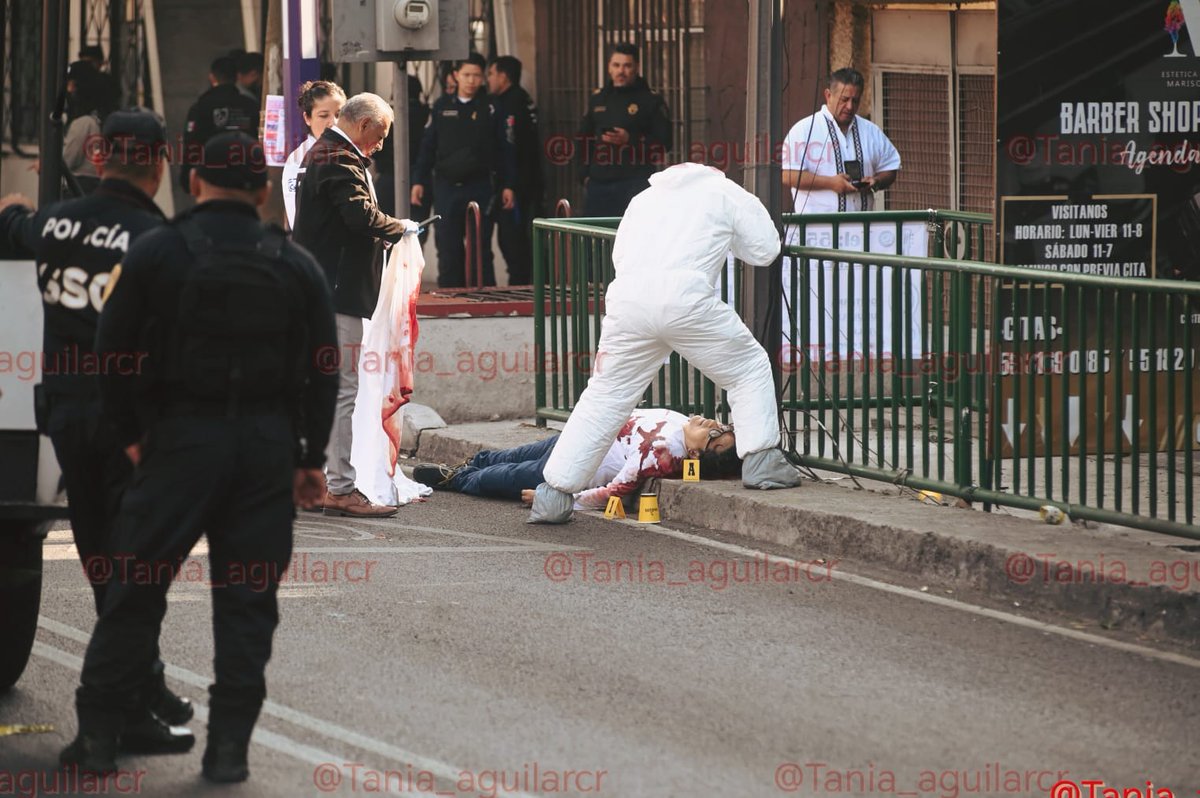 Tania Aguilar (@tania_aguilarcr) on Twitter photo 🚨 Se cumple un mes del #ASESINATO de Ximena Guzmán y José Muñoz, colaboradores de <a href="/ClaraBrugada/">Clara Brugada Molina</a>, ejecutados cerca de Metro Xola a plena luz del día. NINGUNA detención en la ciudad que le apuesta a ser la más videovigilada de América Latina, con más de 40 mil cámaras del C5 🚨 Se cumple un mes del #ASESINATO de Ximena Guzmán y José Muñoz, colaboradores de <a href="/ClaraBrugada/">Clara Brugada Molina</a>, ejecutados cerca de Metro Xola a plena luz del día. NINGUNA detención en la ciudad que le apuesta a ser la más videovigilada de América Latina, con más de 40 mil cámaras del C5
