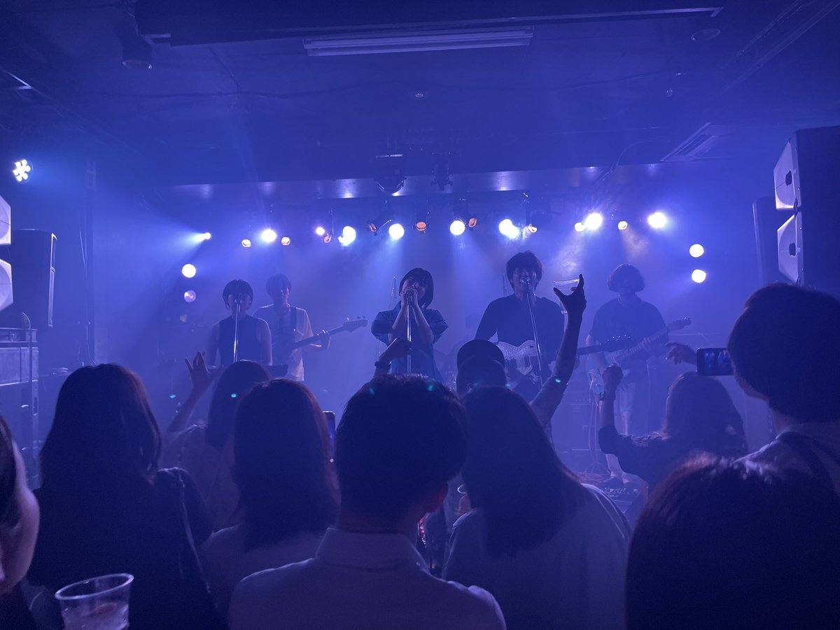 shimetake's tweet photo. Siberian Love-Sicknessのライブ。曲の雰囲気というか音の一粒一粒がなんか心に刺さる。僕がよく観てた90年代の洋画みたいな空気感がしてちょっとノスタルジックな気持ちになったり。そしてyumaさんのボーカルは相変わらず素敵だ。

#SiberianLoveSickness
#サイベリアンラヴシックネス https://t.co/rEykClkGti