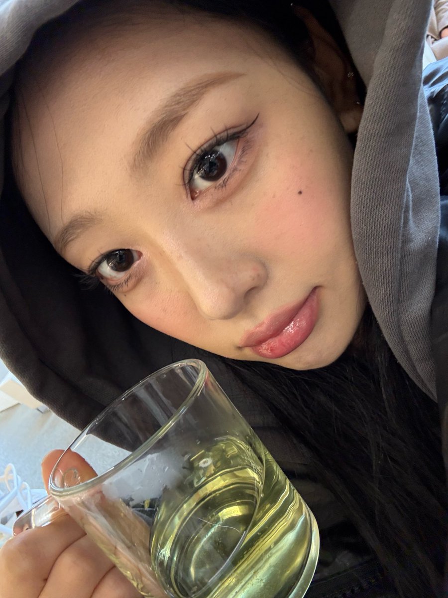 yvesnights's tweet photo. when yves does her curved eyeliner and wispy lashes 😻 https://t.co/B9Ot2wANm3
