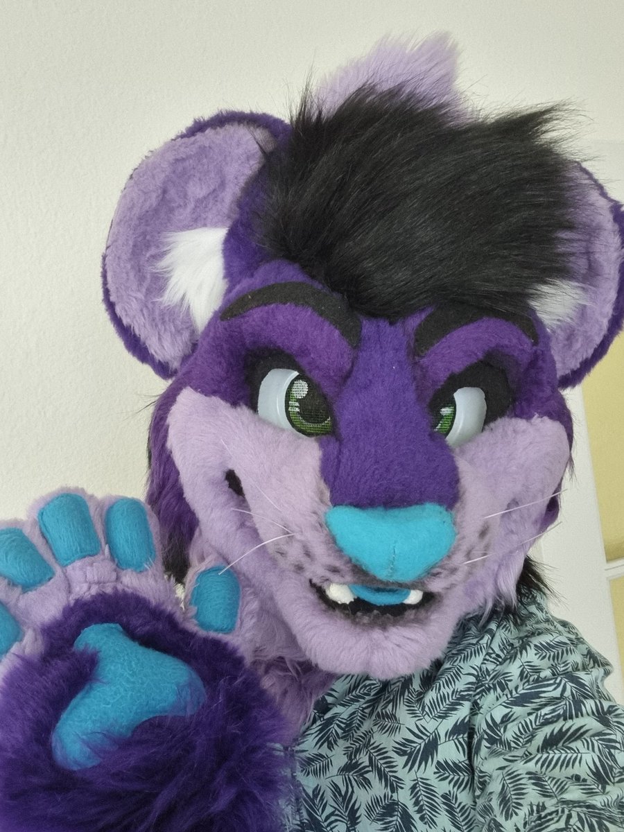 Have a sunny #FursuitFriday everybody! ☀️
#fursuiter #furryfandom