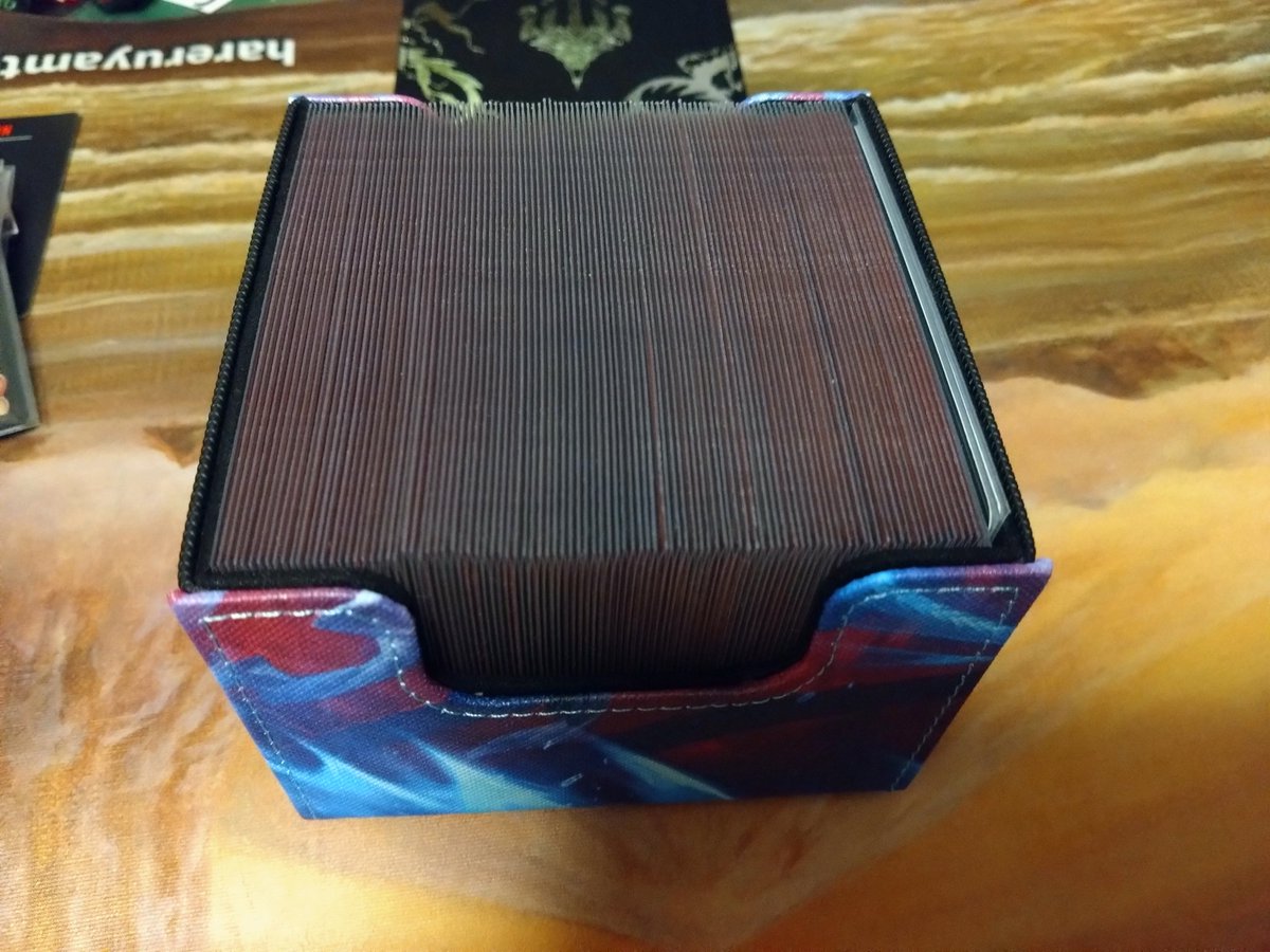 ウギン133+を1個サンプルとして卸しました。
EDH100枚トリプルスリーブ＋トークン3枚入れましたが、かなりキツキツでしたが入りました。

サイドインパーフェクト＜カードバリア＜オーバーガードZZです。

ダブルでトークンまで入れてちょうどいい大きさだと思います。