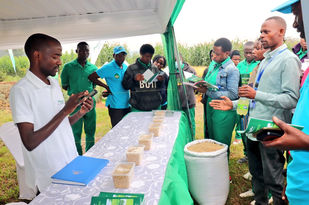 Abanyeshuri ba CEFOPPAK bakoreye urugendoshuri ahari kubera #RwandaAgriShow2025 ry’ubuhinzi n’ubworozi ku Mulindi kuva tariki ya 18 kugeza 27 Kamena 2025. Iri murikabikorwa ritegurwa na MINAGRI,ni amahirwe ku banyeshuri yo kwiga guhanga udushya n’ishoramari mu buhinzi n’ubworozi