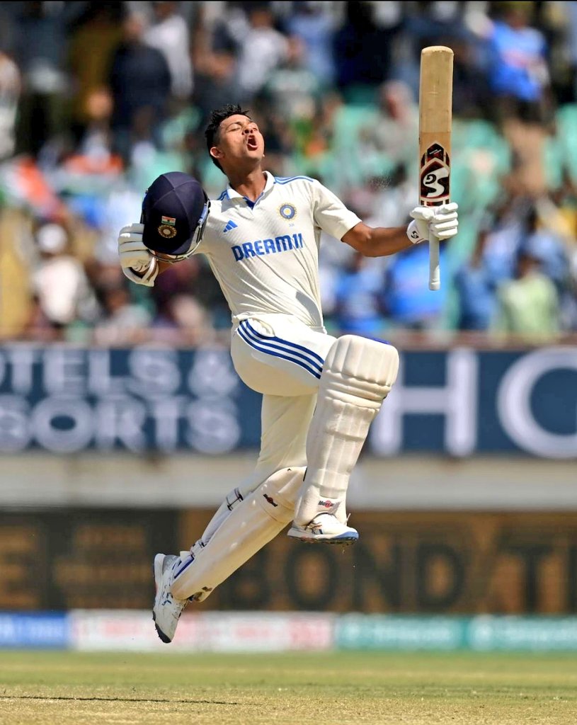 Lavish0009's tweet photo. 🚨 "ये यशस्वी नहीं, आग है आग!"
💯 Headingley में  ठोकी Century
⚡ 20 छक्के मारकर वसीम अकरम का रिकॉर्ड बराबर!
📈 हर पारी में तहलका — नाम याद रखना, Yashasvi Jaiswal!
🇮🇳 Team India को मिला है अगला सुपरस्टार!
#YashasviJaiswal #Century #INDvsENG  #TestCricket https://t.co/Ly2rj71uvG
