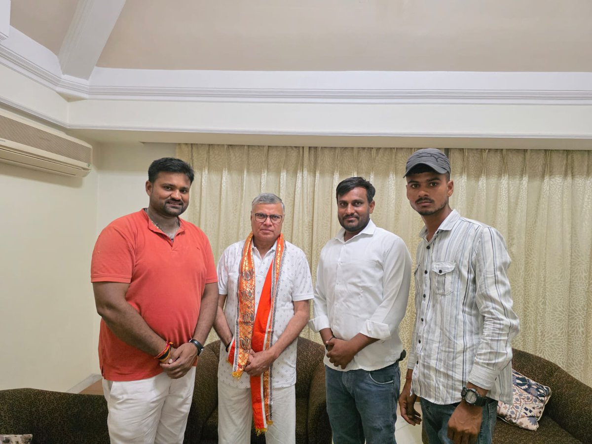 प्रभारी जनपद संभल के फर्टिलाइजर गेस्ट हाउस में प्रजापति समाज के बंधुओं, पार्टी पदाधिकारी, कार्यकर्ताओं एवं विभागीय अधिकारियों द्वारा स्वागत किया गया |
BJP Uttar PradeshMYogiAdityanath