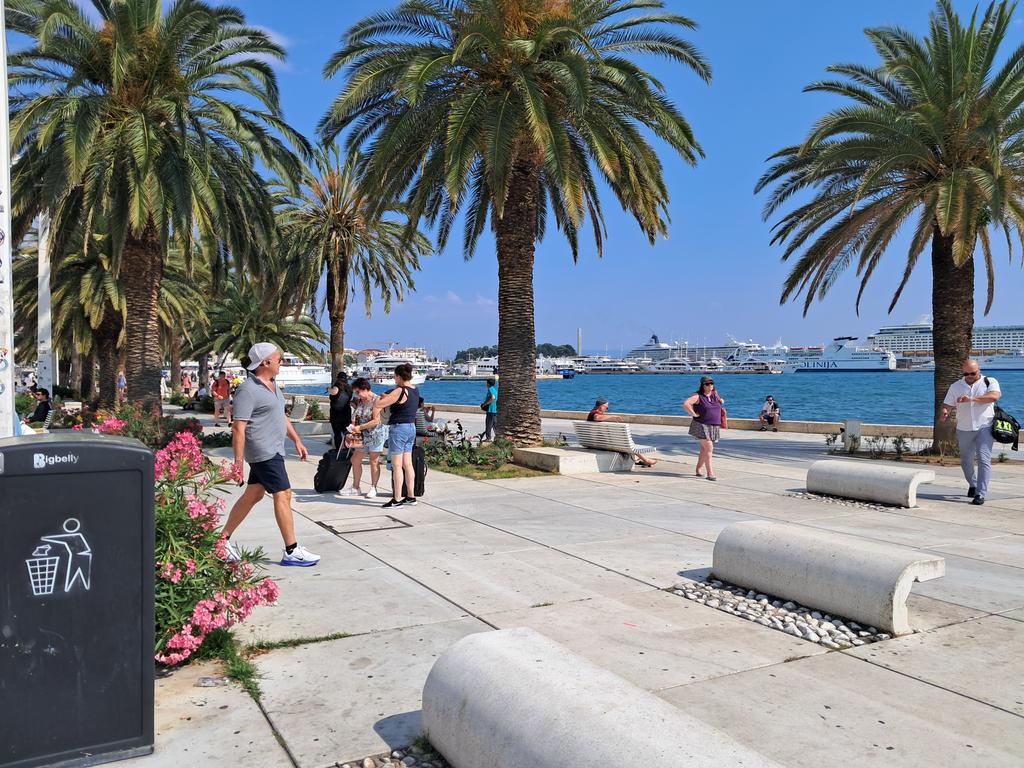 Gdfjjjvx's tweet photo. The first day of summer on the Split Riva! ☀️
#thesummer #splitcroatia
Photos by me. https://t.co/mLO2zDwKgq
