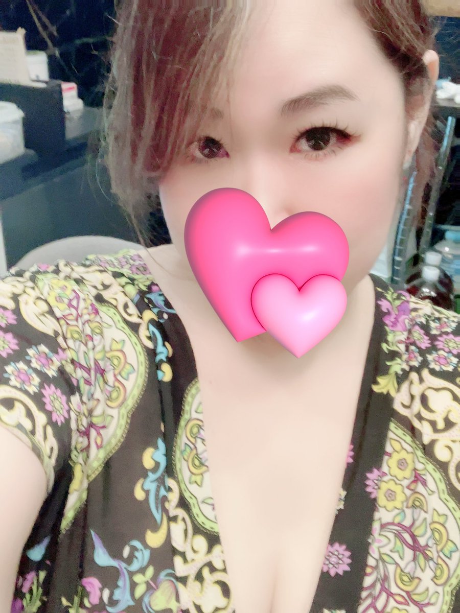 今日は知り合いのママの飲み屋さんでお手伝いしてるぅ！
ハニーは今週は日曜日法事なので出勤は火曜日になります！
土曜の夜とかは前からわかってれば19時行wこう対応できる時もあるのでご希望の方はDMくださいです❤️ちょっと目が酔ってるw