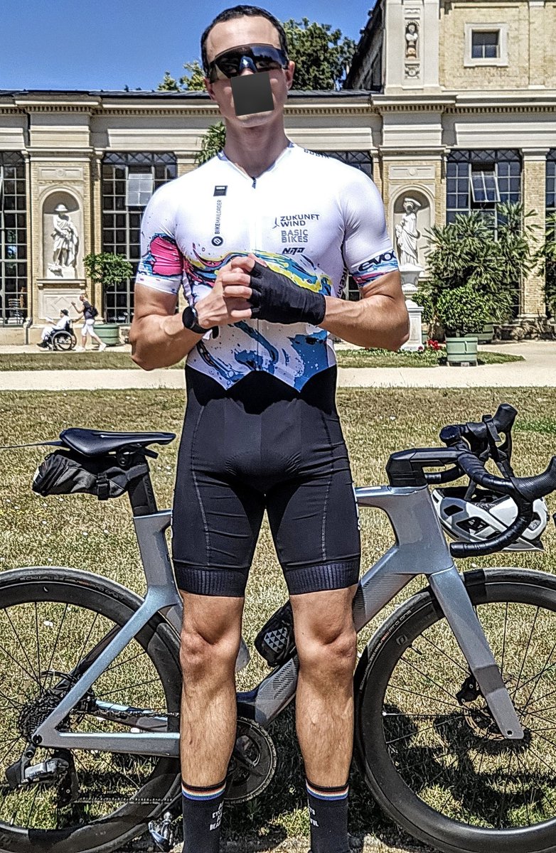 drone got a new suit. The thick, paper-y material of the lower half clutches the package so well... And the soft &amp; thin white lycra on the top also holds its pecs like liquid skin 😵‍💫🥵