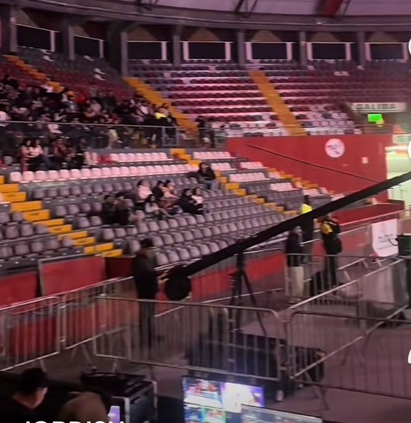 RenegadoBy2002's tweet photo. @tvtop_es Celebrity que? Sin duda quedó como el peor de los eventos de box por países, una lástima por Perú, ni con toda la farándula y el apoyo de la TV pudieron sacar algo digno, no creo que esta gente sea tan conchuda y saquen una 3ra edición 😂🤡 el ZetazZein lograda hacer algo digno? https://t.co/6iNMB4OfSw