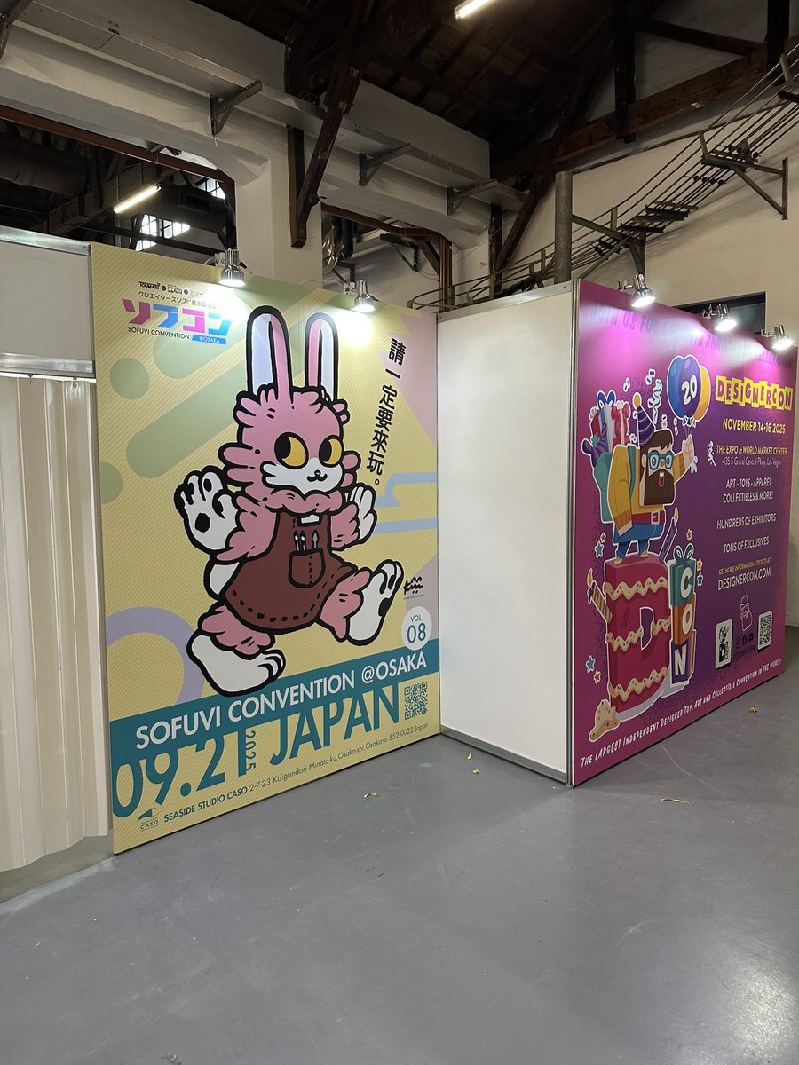 ロケジャ (@rj_graphics) on Twitter photo TOUMAさんたちとも無事に合流できたので、いざ会場へ設営しにきましたよ‼︎
今回のメインビジュアルは <a href="/toumartcom/">TOUMA</a> さん🐻
会場のあちらこちらにTOUMAさんのキャラクターが‼︎
 
そしてなんと、サプライズで <a href="/sofuvicon/">SofuviConvention(ソフコン)</a> の巨大な告知看板も会場に登場‼︎! TOUMAさんたちとも無事に合流できたので、いざ会場へ設営しにきましたよ‼︎
今回のメインビジュアルは <a href="/toumartcom/">TOUMA</a> さん🐻
会場のあちらこちらにTOUMAさんのキャラクターが‼︎
 
そしてなんと、サプライズで <a href="/sofuvicon/">SofuviConvention(ソフコン)</a> の巨大な告知看板も会場に登場‼︎!