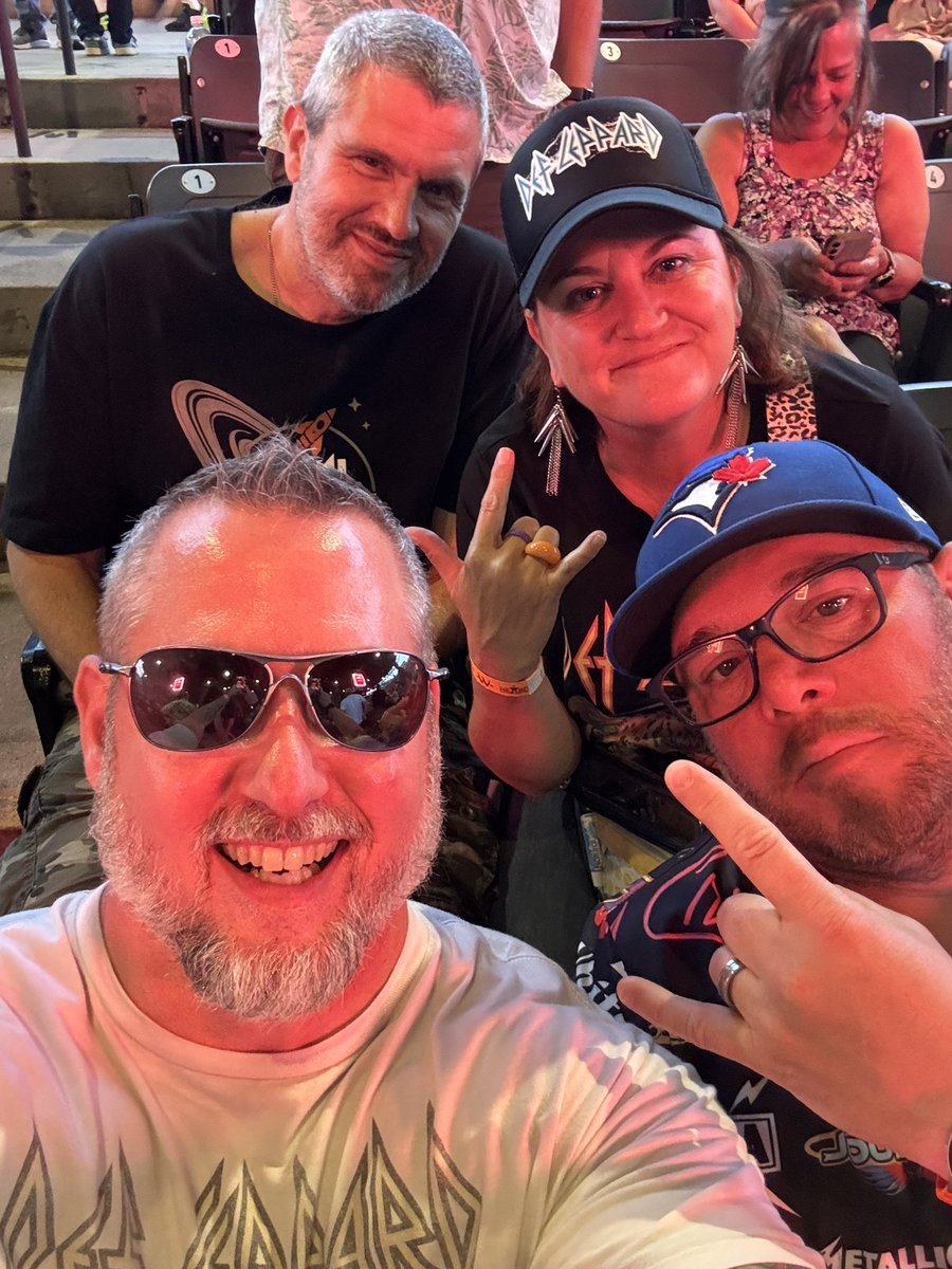 The_Mogi's tweet photo. @JamieRaeK #summerfest @DefLeppard https://t.co/eXkDZi8xaw