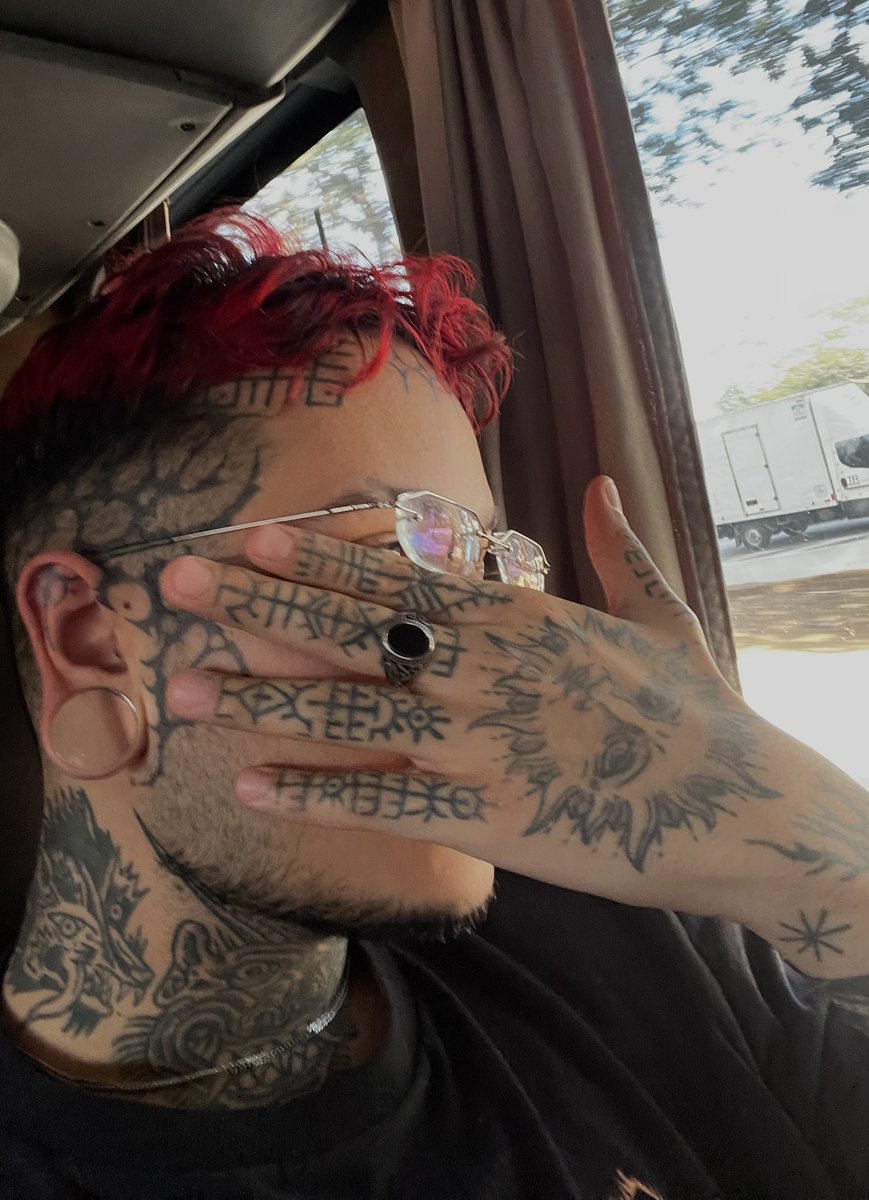 2022 // 2025

estraguei minha vida com tatuagens /: não façam, não tem volta