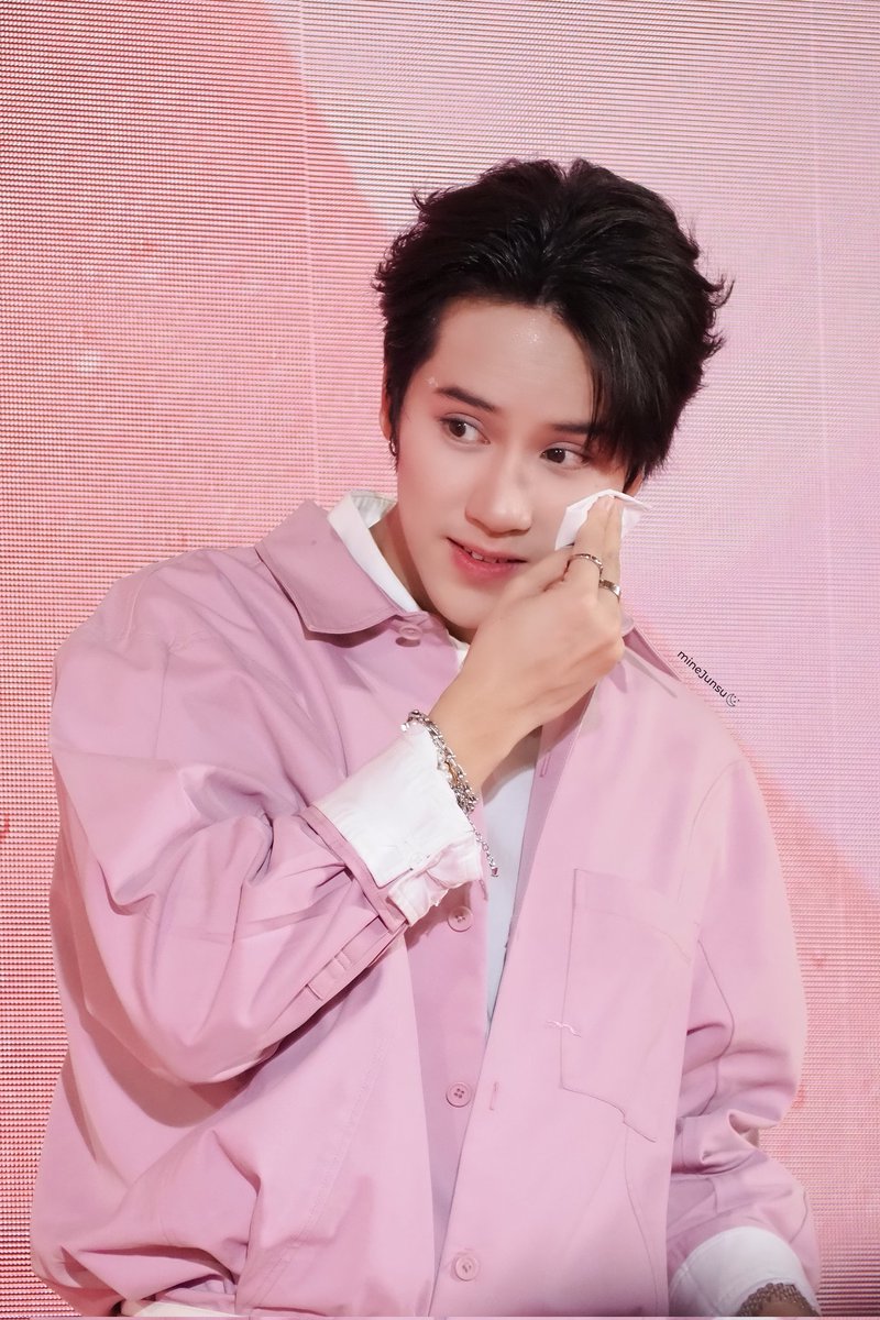 ถ้านี่ไม่ใช่คนที่เช็ดเหงื่อที่จ๋วยที่สุด

NANON LANEIGE BOUNCY 
#LANEIGExNANON
#LaneigeBouncyMomentwithNanon
#mynameisnanon