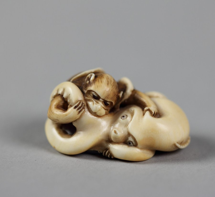 象牙雕刻，描绘一个奇怪而有趣的情景，章鱼与猴子搏斗。日本江户或明治时期，19 世纪。

大都会艺术博物馆。