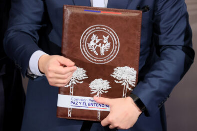 Diario-Radio UChile (@uchileradio) on Twitter photo #Opinión| Reflexiones acerca de la paz y el entendimiento con el pueblo mapuche
Esta riesgosa apuesta gubernamental resultó compleja; como sabemos, no solo no se logró en ella el consenso esperado, sino que dicha apuesta terminó debilitando la coherencia tanto del diagnóstico #Opinión| Reflexiones acerca de la paz y el entendimiento con el pueblo mapuche
Esta riesgosa apuesta gubernamental resultó compleja; como sabemos, no solo no se logró en ella el consenso esperado, sino que dicha apuesta terminó debilitando la coherencia tanto del diagnóstico