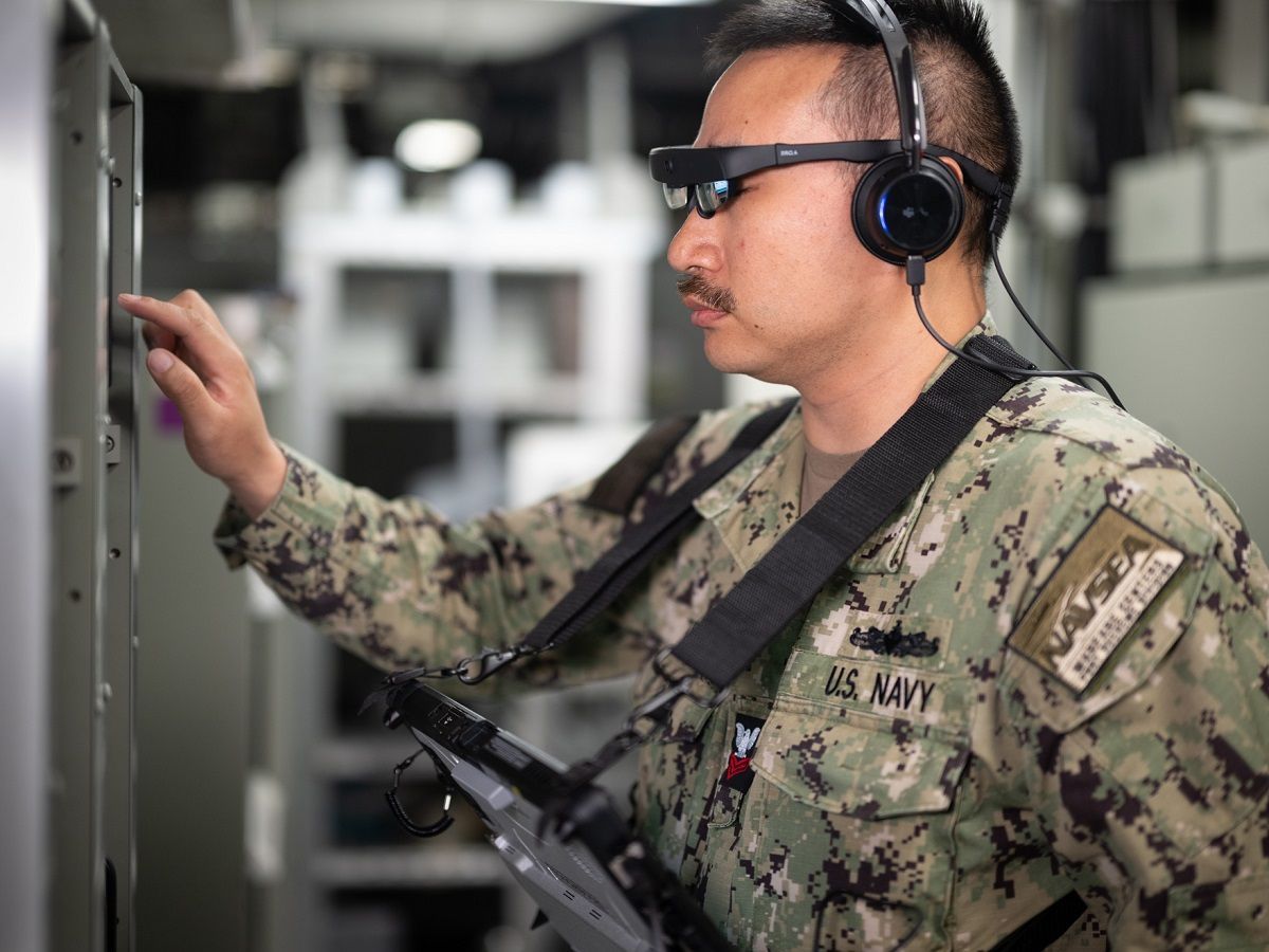 The U.S. Navy has completed installation of the Augmented Reality Maintenance System (ARMS) aboard five ships, enabling sailors to receive remote support from subject matter experts (SMEs) without requiring onboard visits.
buff.ly/u2iBZsH