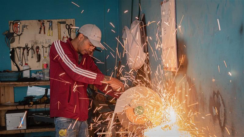 En el Día Mundial del Refugiado, no podemos limitarnos a ver cómo el talento que podría impulsar la economía se ve frenado por barreras que podemos resolver. 

En #Colombia, jóvenes refugiados y migrantes necesitan que todos los sectores de la economía inviertan en su futuro. Lee