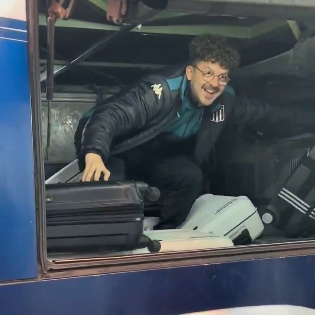 disculpa me podes alcanzar mi valija?
-pero soy javi wainer
-javi wainer me alcanzas la valija?