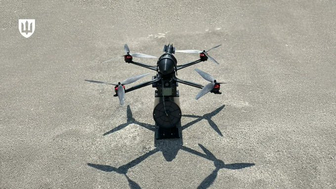 ukrmilitary_en's tweet photo. The Ministry of Defense of Ukraine has codified and approved for operation in the Armed Forces the domestically produced “Svitlovod” unmanned FPV aerial system https://t.co/OWPIYSCXJ7 https://t.co/Smu3ecvKJr