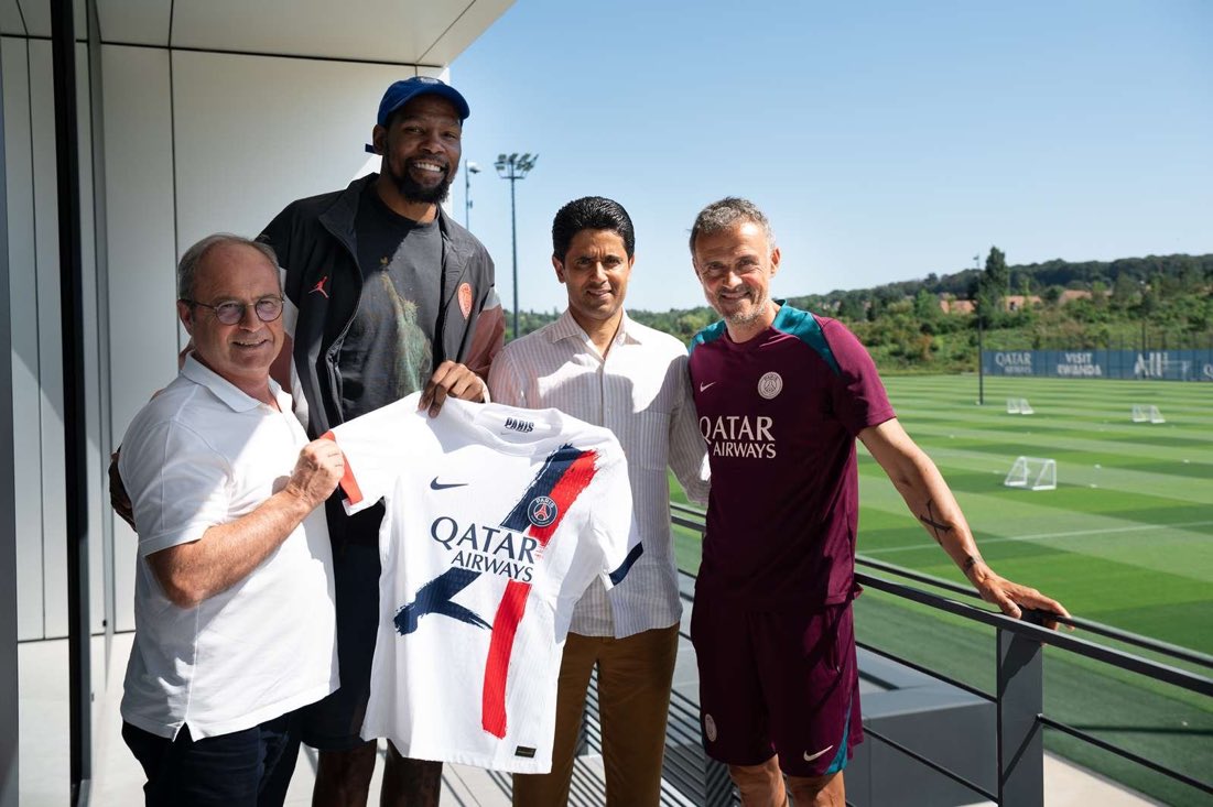 🚨KEVIN DURANT DEVIENT ACTIONNAIRE MINORITAIRE DU PARIS SAINT-GERMAIN !

Cela illustre la volonté du PSG (et de QSI) de se positionner comme un groupe sportif global, au-delà du football. 

Il vient aussi renforcer le branding du PSG aux États-Unis en vue de la Coupe du monde