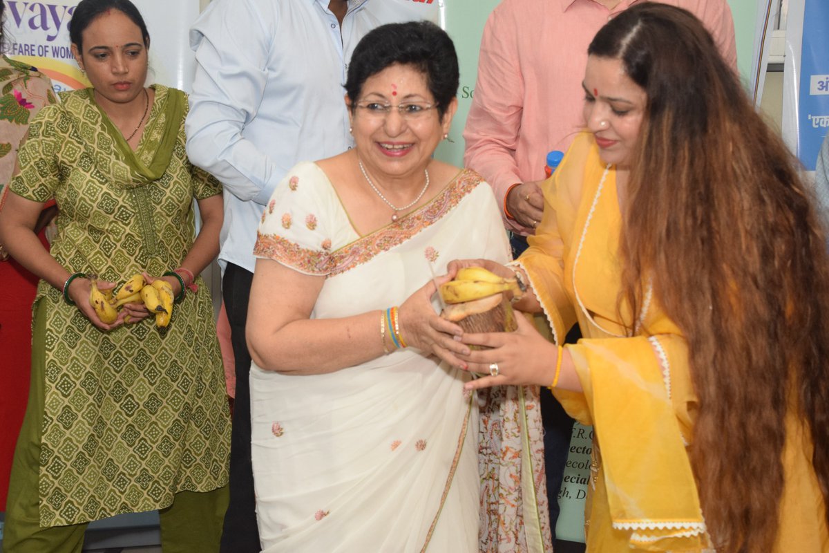 SJHDELHI's tweet photo. #YogSamavesh!  Chief guest Dr S.N Basu shared practical solutions for pregnant ladies &amp; distributed t-shirts, coconut water, kesar milk &amp;  fruits thru' @Devayaasociety. Dr  Sandeep Bansal, Director, Dr Charu MS, all Addl MS &amp; Dr Manisha Joshi  #IDY25 @moayush @ccrschennai @mdniy https://t.co/kvsMLzL8h2