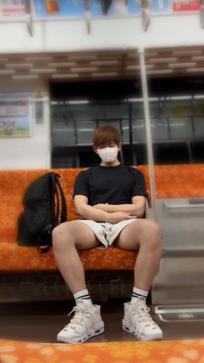 寝てるとこを盗撮された風😎
見えそうで見えない🩳