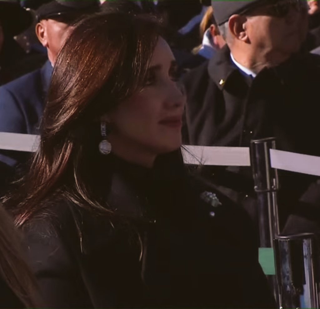 🇦🇷 Palabras de la Vicepresidente Victoria Villarruel desde Rosario:

"La verdad es que no hay otro lugar en Argentina para estar. El Monumento a la Bandera es nuestro signo más distintivo. Esta fecha tiene un enorme valor para todos los argentinos,"

#DíaDeLaBandera #Villarruel