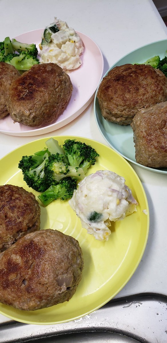 いつぞやと本日のお品書き

昼:麻婆ラーメン
夜:いなり餃子🥟、ポテサラ
本日:ハンバーグ

DQ7経過報告
ついに100時間を突破🎉
普通に進めていたら終わっている頃
0(:3 _ )～
まだ中盤辺りなんだなぁ