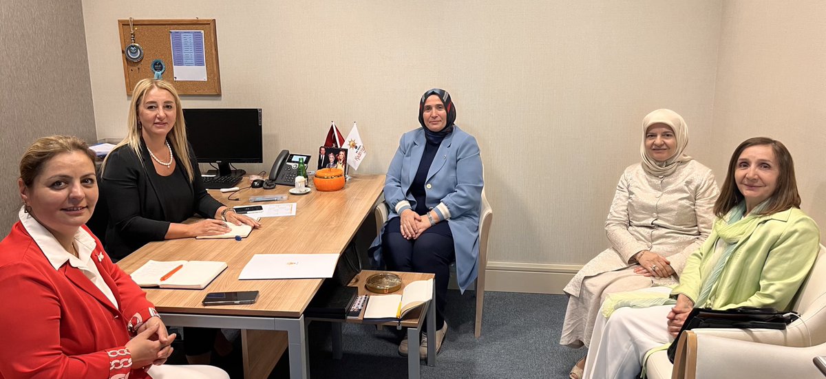 Gülayşe Durak (@gulaysedurak) on Twitter photo 📍AK PARTİ
GENEL MERKEZ
Kadın Kolları Teşkilat Başkanımız <a href="/tulaykaynarca/">Tülay Kaynarca</a> Hn. Başkanlığında Bölge Koord. <a href="/rukiye_toy/">Rukiye Genç Toy</a> , <a href="/havvasabuncuog1/">havva.sabuncuoglu</a> ve Kıymetli Hanımefendilerin katılımlarıyla toplantımızı gerçekleştirdik.
#KadınlarlaBüyükTürkiyeYolunda
<a href="/tugbaisikercan/">Tuğba IŞIK ERCAN</a>
<a href="/AKKADINGM/">AK Parti Kadın Kolları</a> 📍AK PARTİ
GENEL MERKEZ
Kadın Kolları Teşkilat Başkanımız <a href="/tulaykaynarca/">Tülay Kaynarca</a> Hn. Başkanlığında Bölge Koord. <a href="/rukiye_toy/">Rukiye Genç Toy</a> , <a href="/havvasabuncuog1/">havva.sabuncuoglu</a> ve Kıymetli Hanımefendilerin katılımlarıyla toplantımızı gerçekleştirdik.
#KadınlarlaBüyükTürkiyeYolunda
<a href="/tugbaisikercan/">Tuğba IŞIK ERCAN</a>
<a href="/AKKADINGM/">AK Parti Kadın Kolları</a>