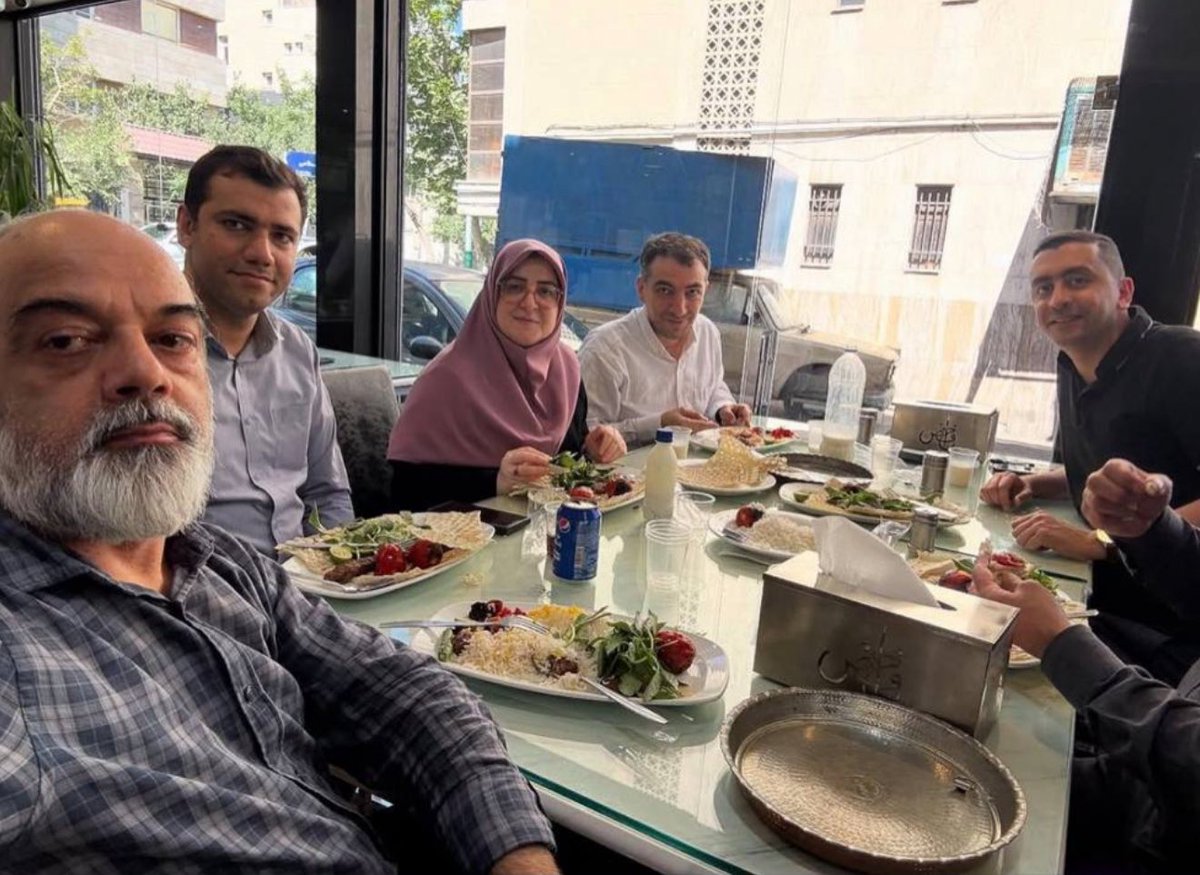 خانوم سخنگو چلوکباب می‌خورند، تصویرش را منتشر می‌کنند که به ما بگویند زندگی جاری‌است.

کشور را به زیر جنگ برده‌اند، مردم را بی‌پناه رها کرده‌اند، زن و کودک را بدل به سپر انسانی کرده‌اند، حالا با لذت، تکه‌های کباب را می‌بلعند و فریاد تسلیم نمی‌شویم‌ سر می‌دهند.

دو روز است که تمام