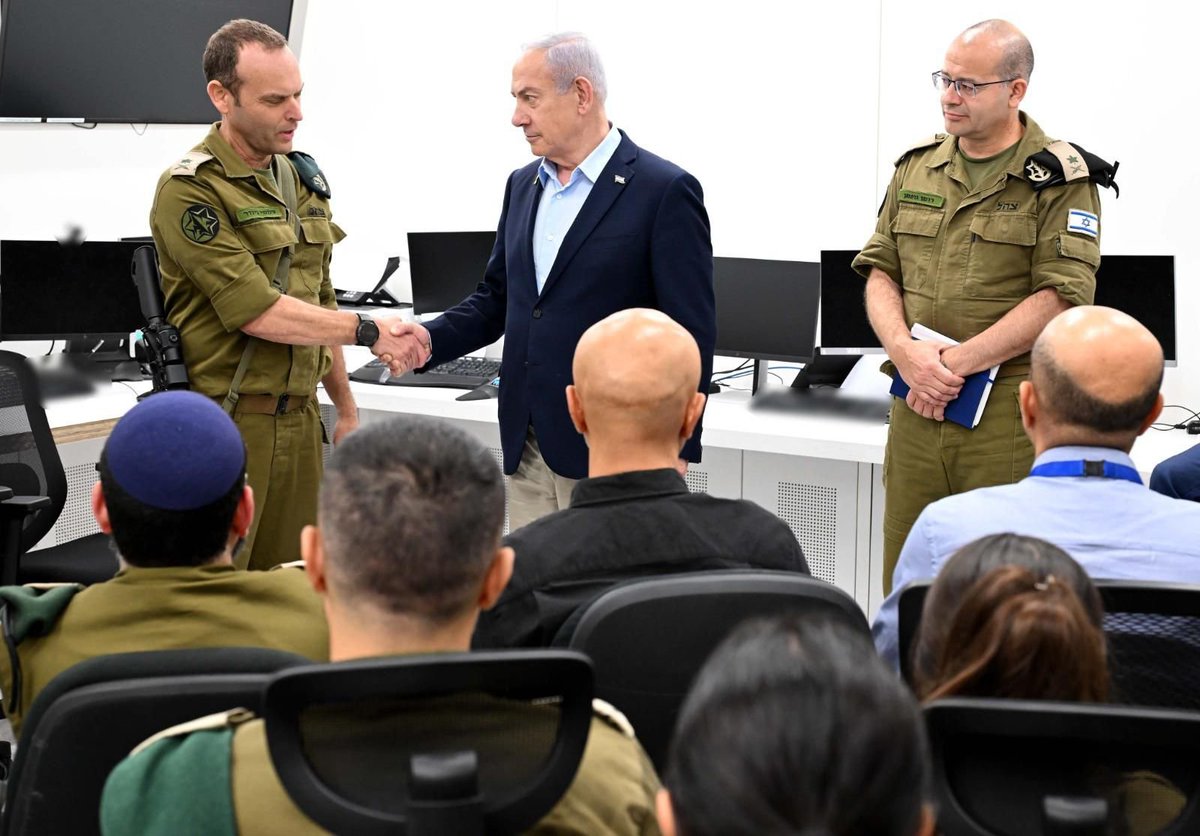אני פה בבסיס מודיעין עם ראש אמ״ן, ועם האנשים המופלאים שלנו, והחיילים והחיילות, גם בסדיר וגם במילואים, שעושים עבודת קודש - לתת לנו את המודיעין שמנצח מלחמות.

ואני לא יכול להפריז בחשיבות העבודה שנעשתה, ובחשיבות העבודה שנעשית כרגע, להשגת הניצחון המוחלט. 

ראש אמ״ן - תודה רבה לך.