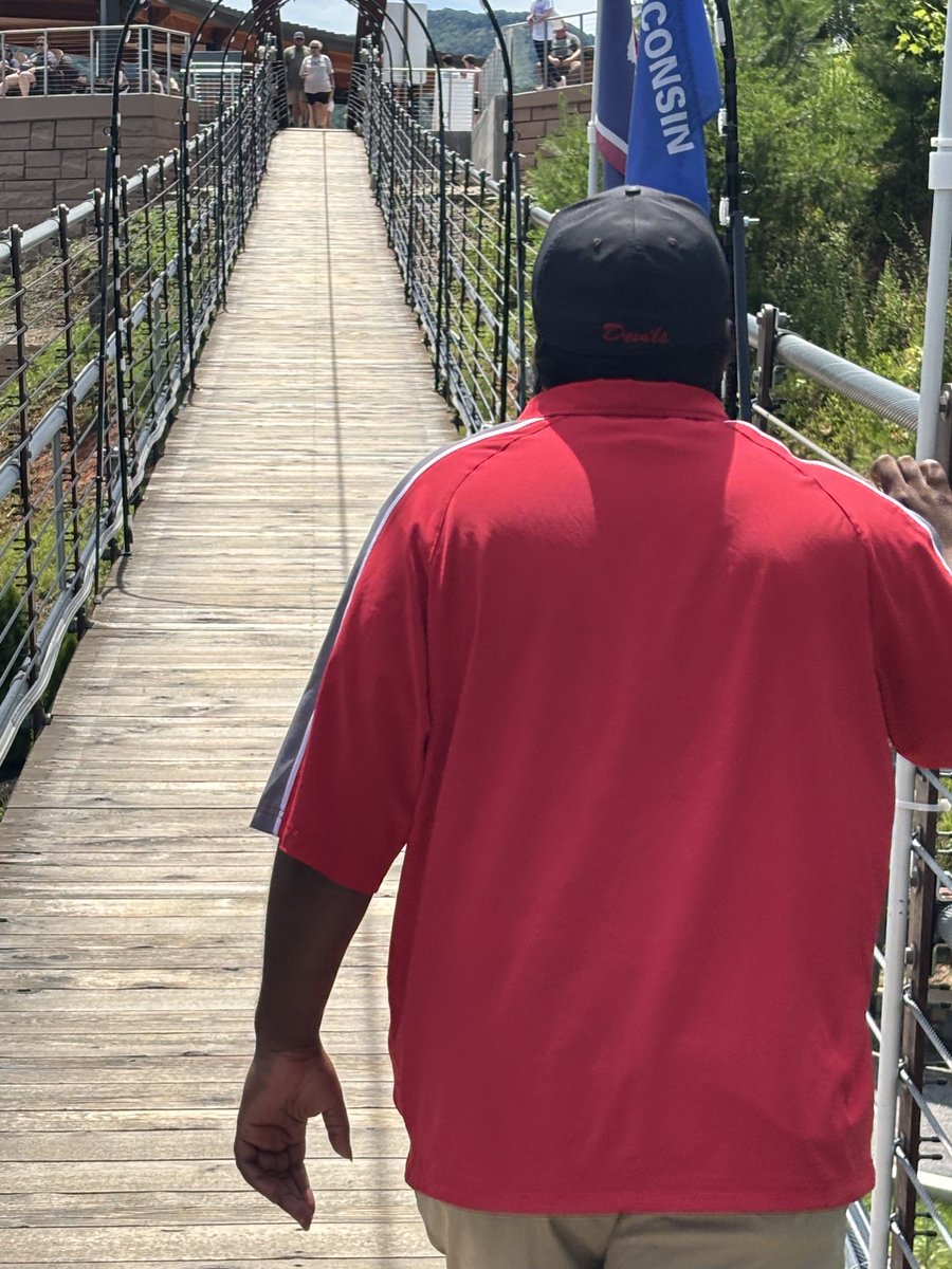 bradfordhoops20's tweet image. Here is proof:
Coach Dee made it to top@of the mountain AND walked across the Sky Bridge! 🙏
