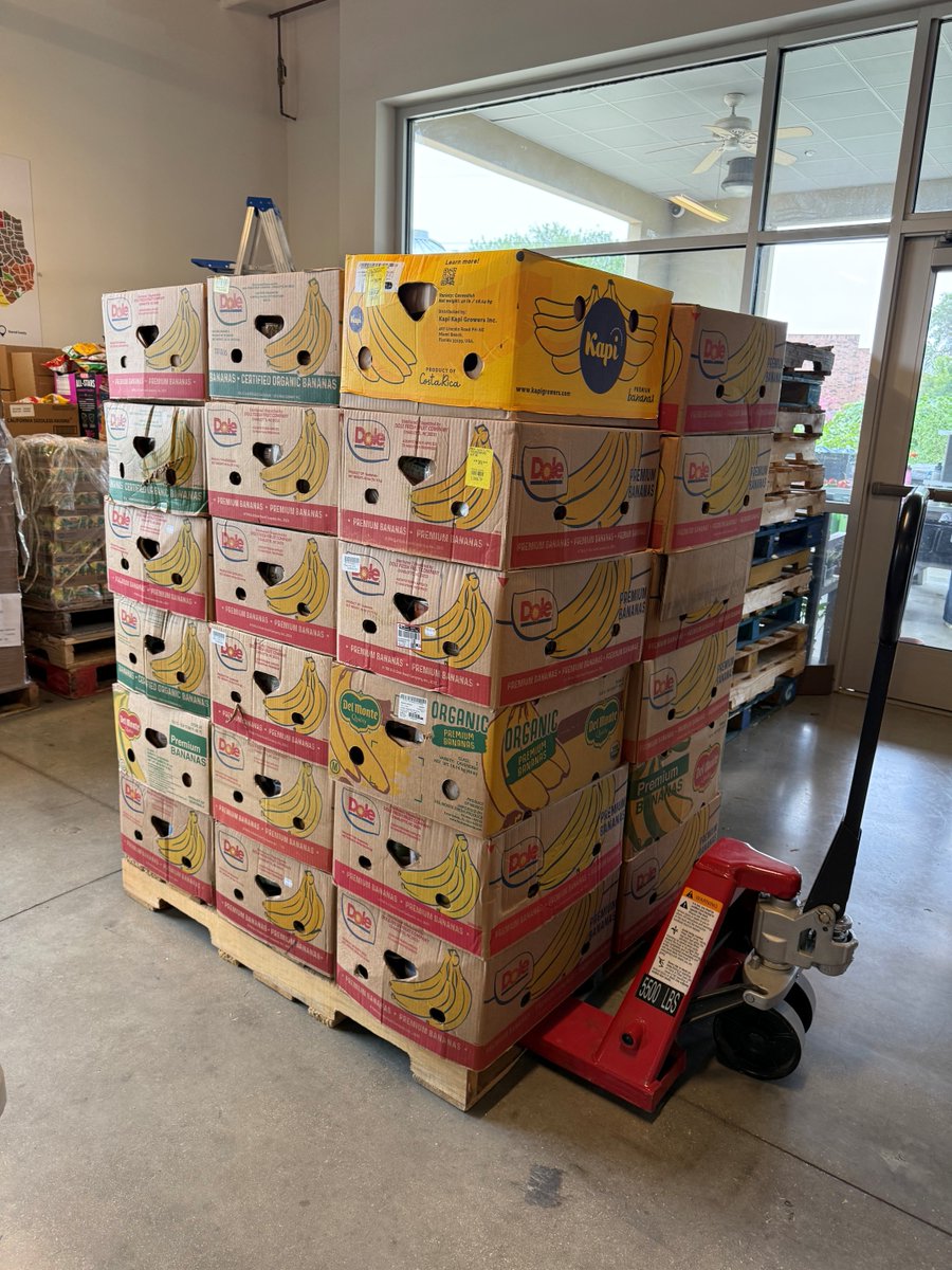 Our Team Member Resources crew enjoyed a day of team building while volunteering at @NBTXFoodBank!  We're proud to support their commitment to fighting hunger and feeding hope within the New Braunfels community.
#SGBuildsCommunities #LiveTeamwork #CommunityContractor