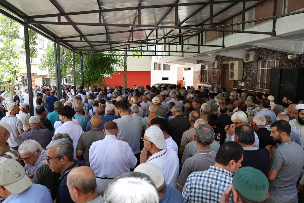 Hevserokê me yê Giştî Keskîn Bayindir bi şandeya ku ji endamên Lijneya Navendî ya Partiya me, Parlamenterên Partiya DEM'ê, Hevşaredarê Bajarê Mezin ê Amedê û dayikên aştiyê pêk hat, li Elezîzê tevlî merasîma oxirkirinê ya dayika Rehan Bayik bûn. 

Cihê dayika me bihûşt be. Wek