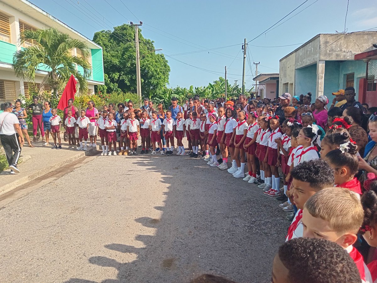 Se desarrolló en Songo La Maya el cambio de atributo a los pioneros de 3er grado <a href="/CubaMined/">MINED</a> <a href="/DiazCanelB/">Miguel Díaz-Canel Bermúdez</a> <a href="/dpestgo/">DGE Santiago de Cuba</a> <a href="/naimatrujillob/">Naima Ariatne Trujillo Barreto</a> <a href="/RaulSamon/">Raúl Samón Soto</a>